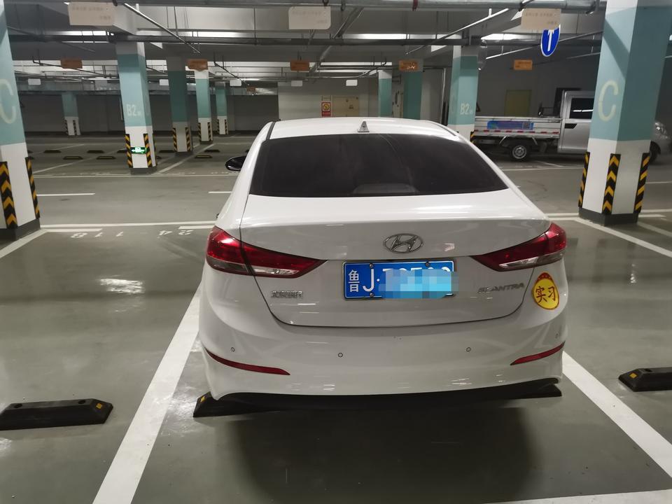 领动-  买车的时候看了各种品牌的车，最后一个看的北京现代，进4S店第一眼就因为外观看上了这款车，感觉之前看过的那些品牌车对我都没有了吸引力，考虑了一夜，然后第二天交了定金，十天后提了车，加三落地十万九千八。由于是第一次买车，最后悔的事就是没有跟4 S店讲价，感觉还算可以就成交了。在这之前也没有开过别的车，用车体验方面也没有什么好比较的
   外观方面自我感觉没的说，很好
   内饰也说不上坏，看顺眼了这车，感觉设计的都挺好
  配置方面也满足了日常需求，该有的都有了，短时间内也不会落伍。车膜记录仪坐垫都
