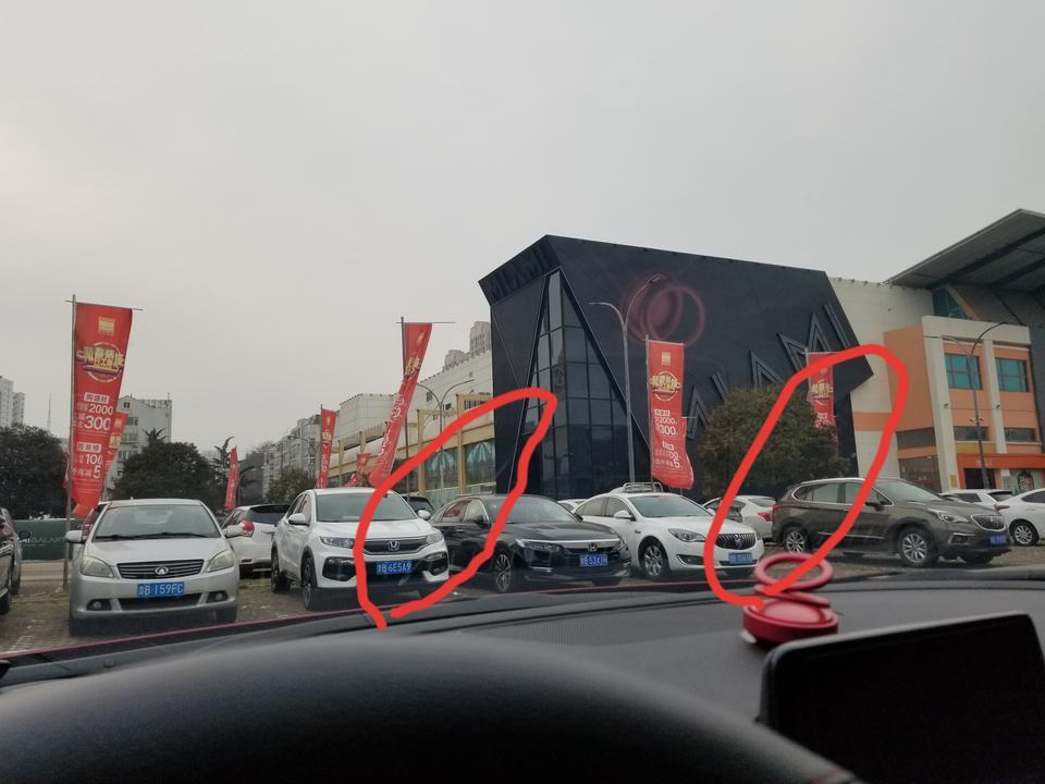 阿特兹-新车1年 之前下雨几次一直没事  前几天下了场大雪 过了1.2天化雪后发现前档玻璃内侧发现水珠流过的痕迹，即便是起雾形成的水珠也不至于溜的那么长吧……下班洗车用水管子喷也没事…能拍到就两条长的，担心前档密封条不好了……