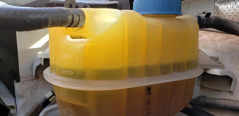 传祺gs4-Gs4这个防冻液壶怎么发黄。这该换了吗