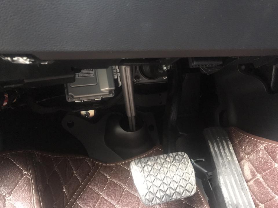 红旗h5主驾下边都是这样裸露的吗？从哪能买个盖板装上