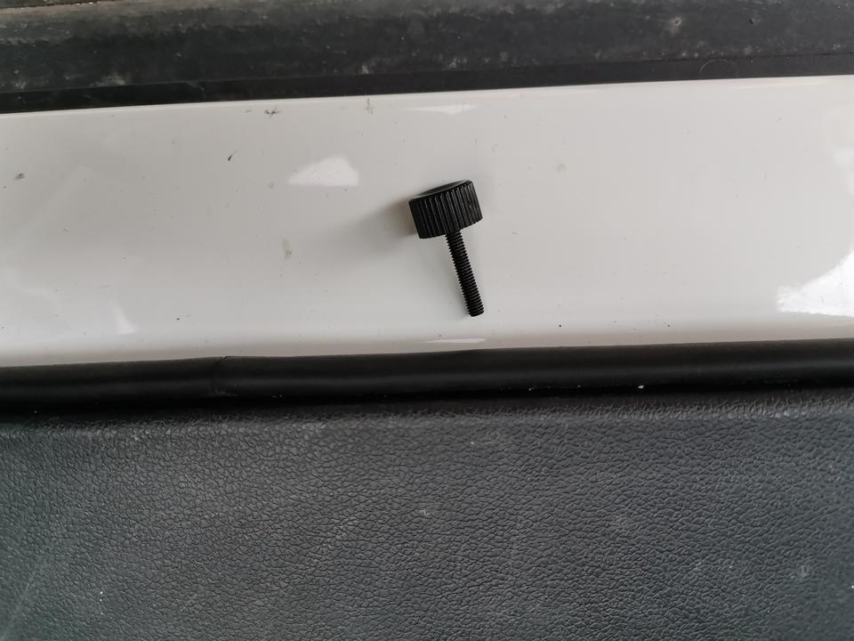 长安cs35-请问这螺丝是车上的吗？拿东西是在副驾驶座地板上发现的?