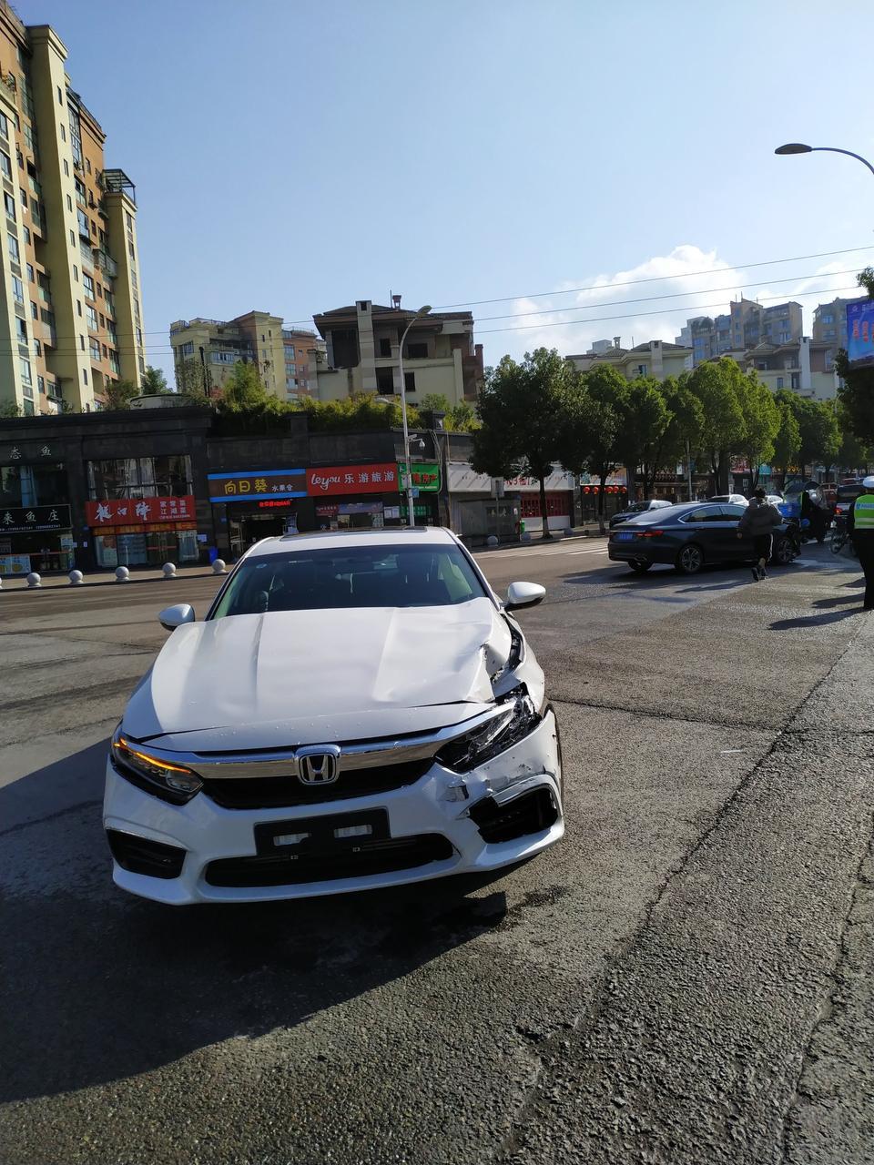 inspire-跟吉利撞了，我左灯撞它又灯。它保险杠被撞歪了右边灯是挤掉的，当场趴窝，我的还能开。正宗百分之25你们看安全性怎么样？