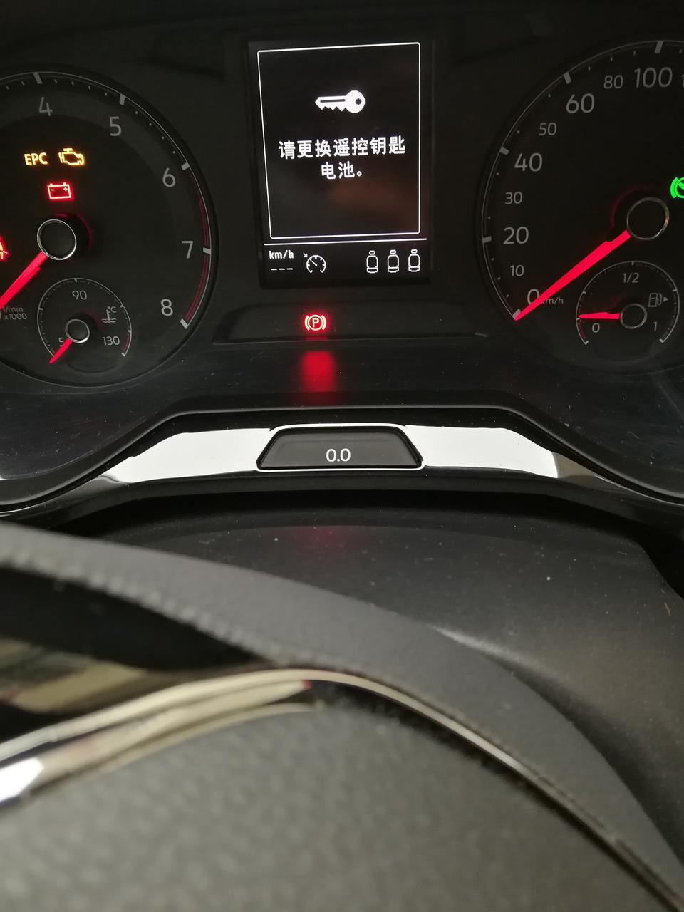请问2019款全新宝来车钥匙电池没用多久就显示请更换电池，但是我更换了电池又没用多久又显示同样的显示更换电池，请问这是不是遥控坏了和漏电呀
