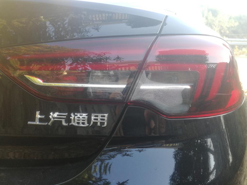 君威一边后车灯里有水汽，什么原因？购车4个月。