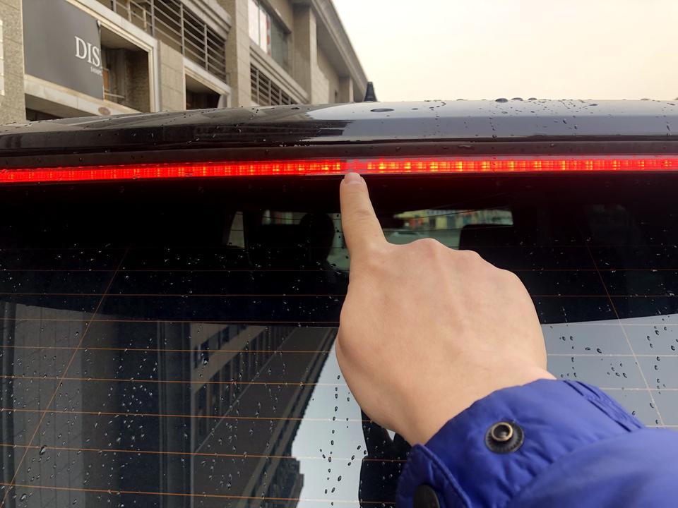 揽胜-哪位大神帮忙给解决一下 我的车是欧规行政柴油版 无意间发现高位刹车灯中间一个灯不亮 看了其他中规车都是亮的 不知道是版本不一样还是就是坏了 但是灯如果坏了 是不是一排都不亮