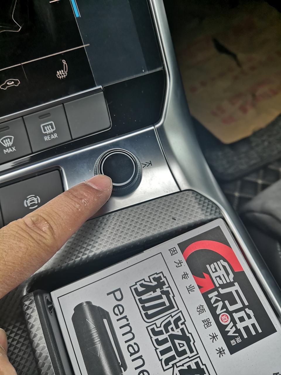 奥迪a6l-请教一下：1.为什么老提示预警故障，停车锁车在重新进入发动，还是不行。2.音量调节旋钮，车买回来刚两个月，也不怎么用这个，基本都是方向盘调节音量。现在这个左右拧都不管用，也没有那种阻尼感了。疫情期间4S也不开门。请教懂得专家们帮帮我。疫情当前大家一定做好防护，减少外出。中国加油。