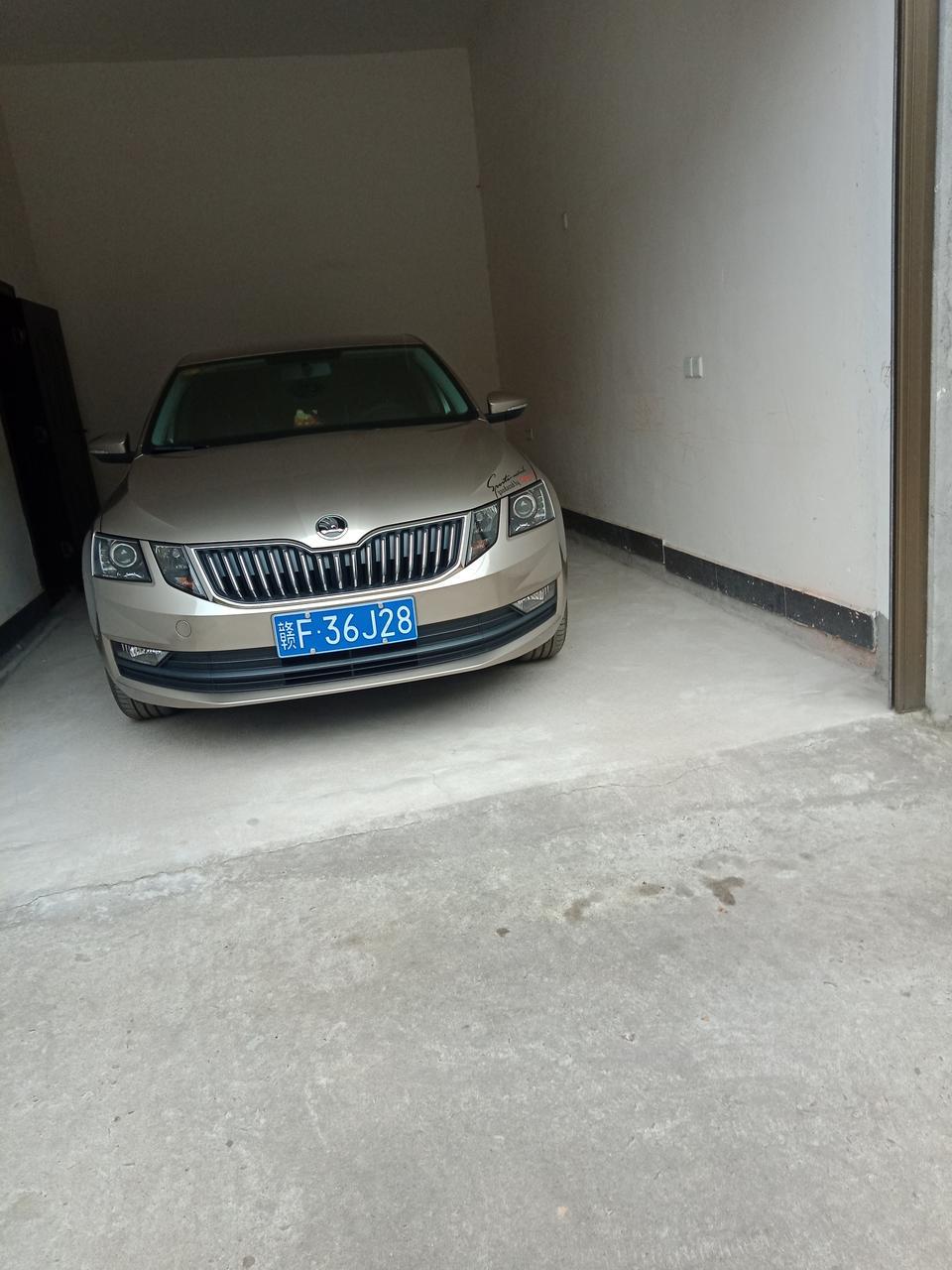 明锐-2019款1.5L手自一体舒适版。我想问问朋友们，除了用钥匙以外坐在车里到底可不可以一键升降玻璃？在手机上查都说有要匹配。但是按说的方法总是没有。打电话到4s问，说没有这功能。请问一下有同款车的朋友。谢谢！