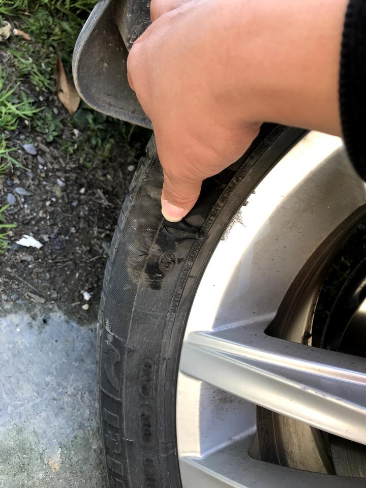 高尔夫-被石头给磕破了
问题大吗