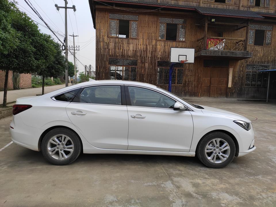 各位车友，长安逸动二代高能版手动先锋型加装LED大灯有谁加过吗？今天去了一家汽修店，说我的车加LED的话，不好加，空间比较窄