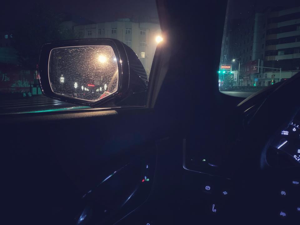 凯迪拉克ct5铂金运动。
最近发现，在行驶过程中，有时候在上坡，或者有一点坡度的时候，踩油门大概在八十迈左右的车速下，听见副驾驶前面会发出连续的哒哒哒的像是颤动的声音，松油门就没有了。听见这声音都不敢踩油门了…这是拖档了还是空气过滤网没安装好啊？怎么解决呢？