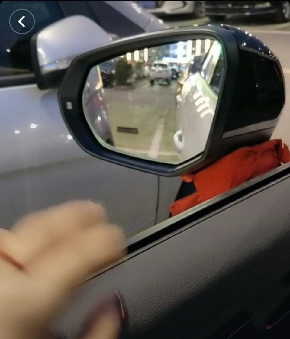 奥迪a4l-求大神帮我看看这是哪一款？
前女友劈腿一个月后就买了辆车，只知道她家境很一般，突然就买了奥迪，在朋友圈晒来着，想问问各位老哥这是奥迪哪一款？多少钱左右？
第一次用懂车帝，求指导。
