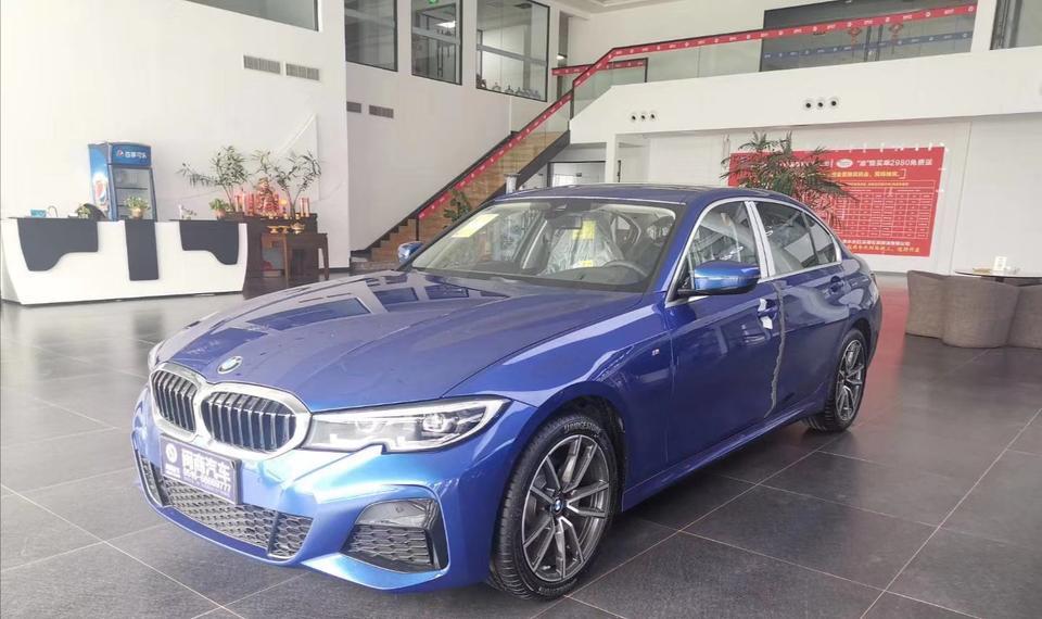宝马3系-新手准备买第一台车，预算30左右 ，本来考虑买A4l 时尚30w左右  但a4l要中期改款了。 很多朋友推荐3系不错，配置也可以，大家给个建议哈？另外性价比来说，哪一款最有性价比 ，325i m运动 还是325i 耀夜版？现在单身，以后估计也和对象两个人上下班用，和父母不在一个城市 放假回家开开。