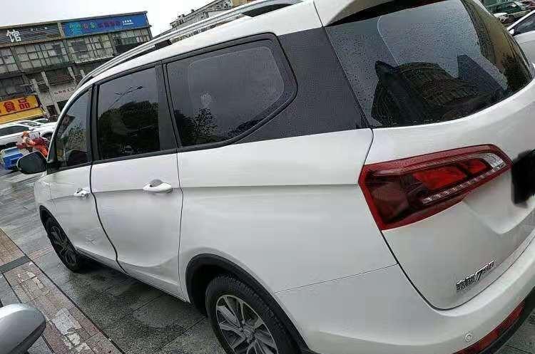 欧诺s-购车总价 | 裸车价7.1万元，落地价9.2万元。
同级对比 | 对比了长安的车A800欧诺，现在长安走下坡路了。比亚迪那款玩设计，新出的几款车价格虚高。730相对来说质量还算稳定，占了点合资的便宜，这个价格只能要求较稳定的性能，和维修方便。
故障吐槽 | 车子的隔音性能不是那么好了，从平常的日常驾驶中可以感觉的出来这款车的隔音性能没有特别得好噪音偶尔的话会挺大的。
空间 | 车子的空间方面还算得上是够用的因为这款车子的空间，已经算是比较大的空间了，平时带的同事出门或者自己要去购物的时候，车子空间