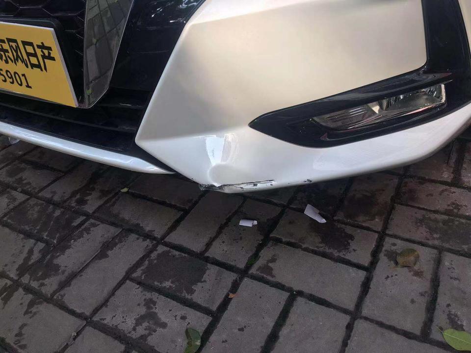 轩逸-车子雾灯下面擦破了～变成这样是需要换还是可以修补鸭王，有懂的麻烦告知下，谢谢