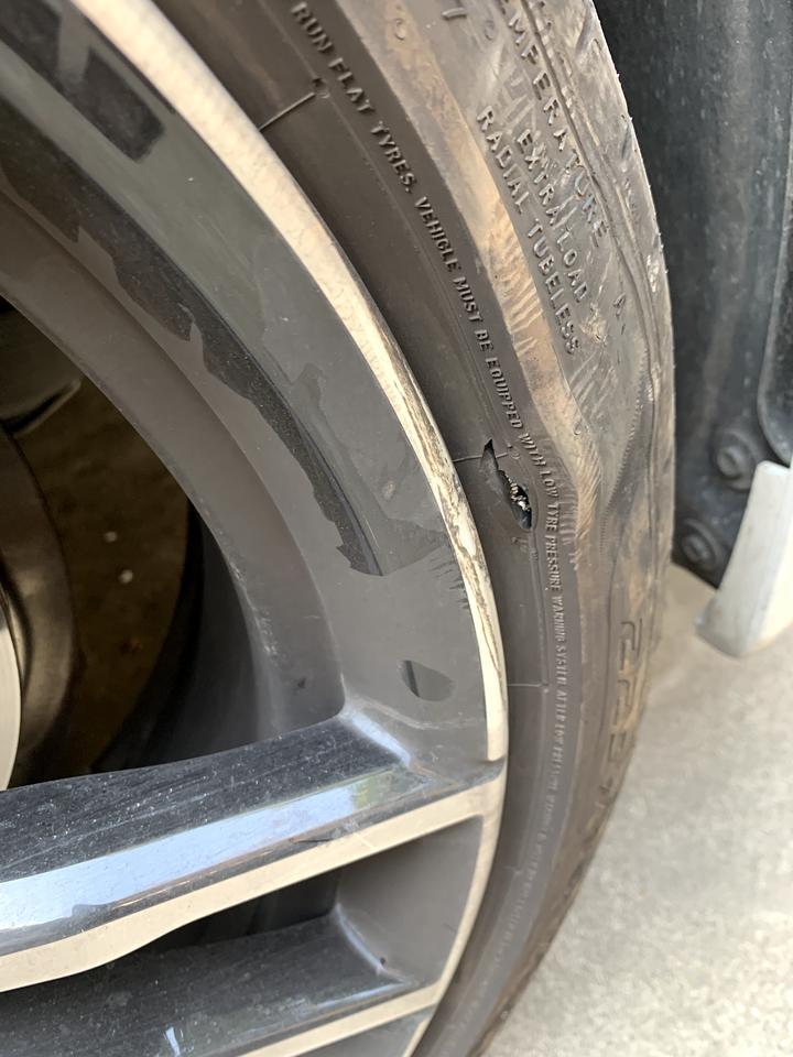 宝马3系-新车提车1个多月，轮胎开裂并且鼓包，这个能找4s更换吗