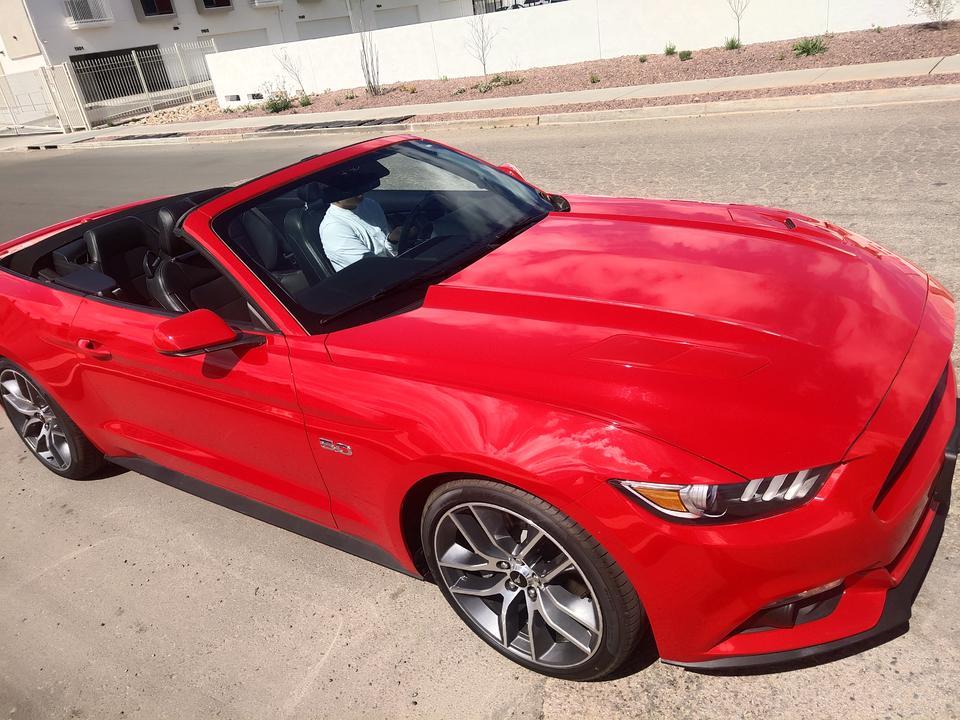 mustang-00后没开过车，第一次买车，刚提了辆野马5.0练手，想问问大佬们，这野马要是打开，里面的东西是啥呀，见图一，我把钥匙盖子打开了。
