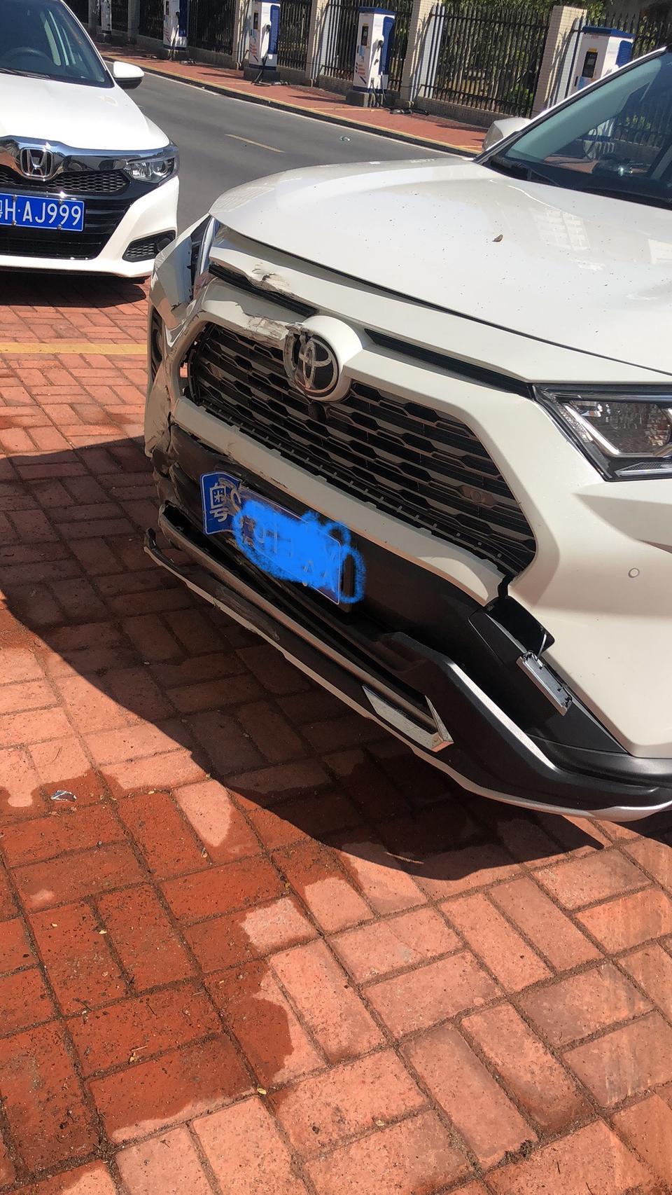 rav4荣放-各位大神老铁，本人对车不懂车小白一个，年前买了台新荣放两驱尊贵版，年初给老婆开油门当刹车撞到墙上，当时我在辅驾驶感觉这车的(主动刹车)一点反应都没有，跟本起不了主动刹车的功能。事后我打电话给4儿子的销售说主动刹车功能对墙是检测不到的，当时我感觉4儿子在侮辱我的智商。请问各位大神是这车的主动刹车有问题吗？还是我老婆油门当刹车这操作错误才令主动刹车功能失灵啊？请各位大神赐教，谢谢