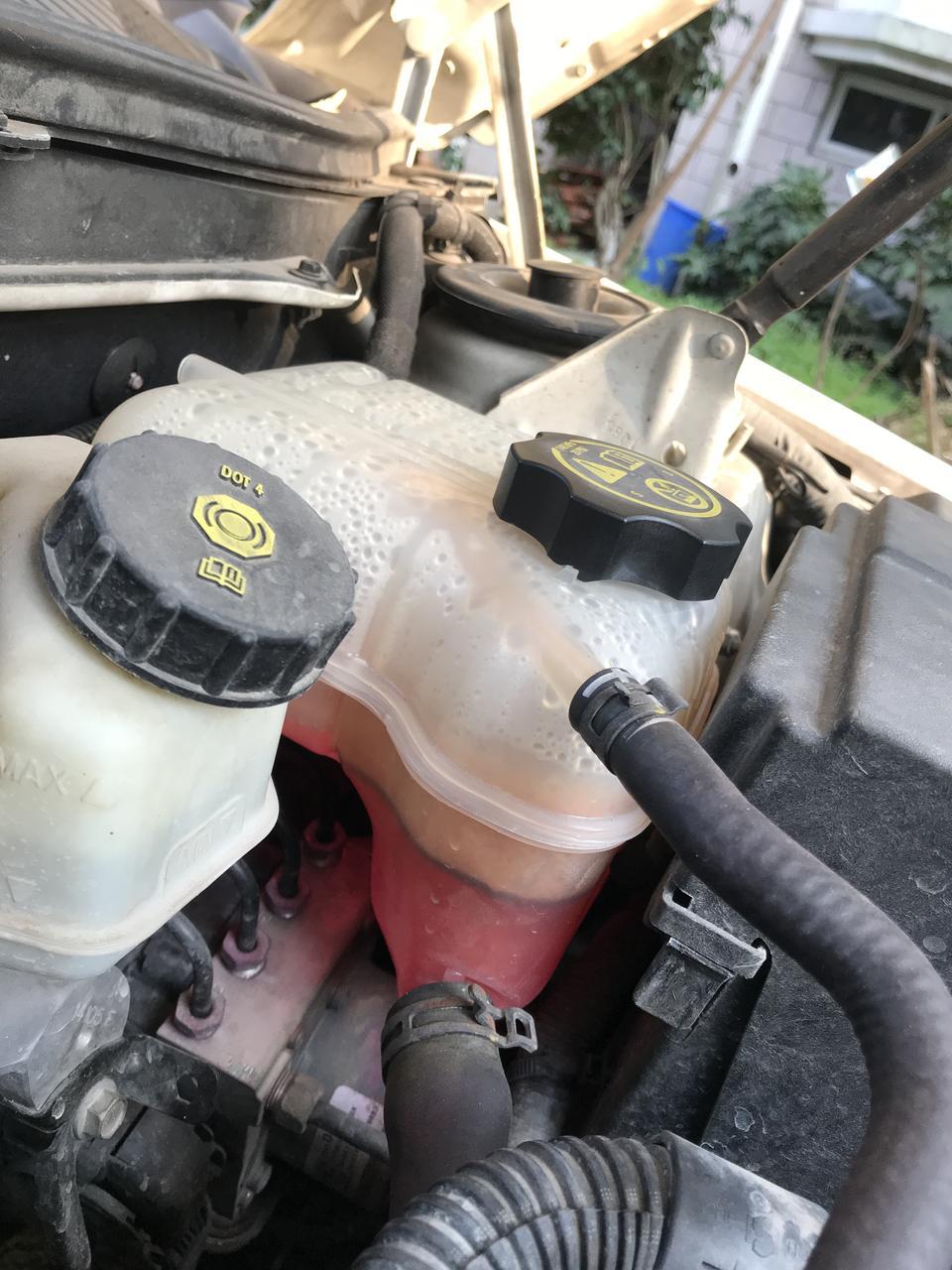 14款君威1.6T，防冻液上面有一层黄黄的油是怎么回事，哪里出现问题了呢？