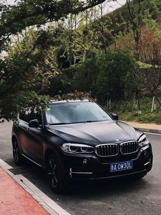 宝马x5-X5啥颜色好，下图是什么颜色感觉有点磨砂黑？打算疫情结束后入手了。各位老板推荐下颜色，下图这个颜色是贴膜的吗？