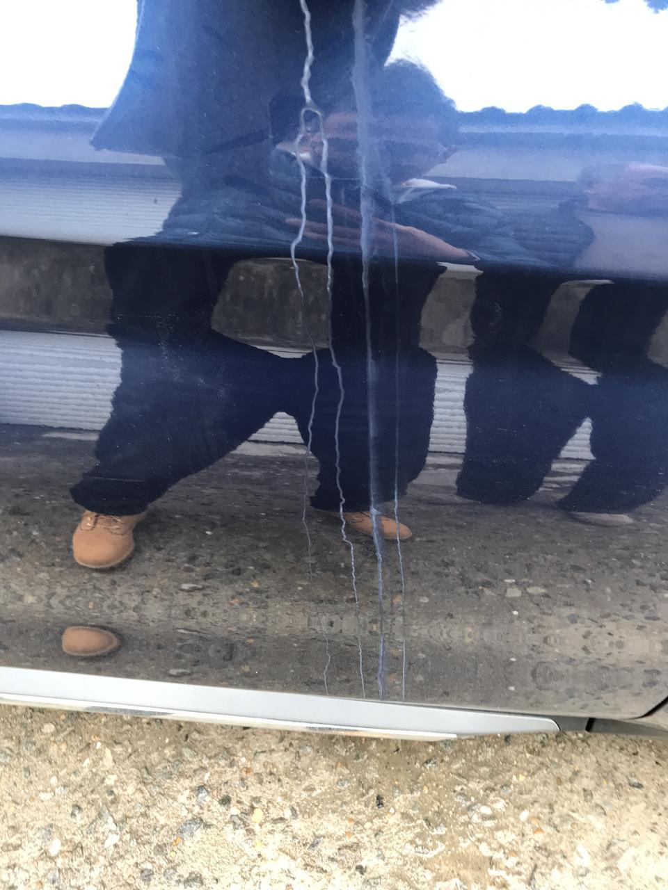 宝马x3-才提的X3新车，门把手处因为下雨流下这这种痕迹，可以洗掉污渍，但会流下淡淡的痕迹，不知道为什么会有这种流水痕迹留下，怎么能去除且不留一点痕迹？