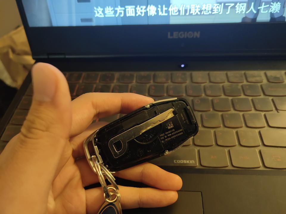 mustang-00后没开过车，第一次买车，刚提了辆野马5.0练手，想问问大佬们，这野马要是打开，里面的东西是啥呀，见图一，我把钥匙盖子打开了。