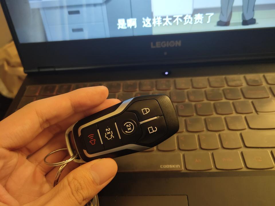 mustang-00后没开过车，第一次买车，刚提了辆野马5.0练手，想问问大佬们，这野马要是打开，里面的东西是啥呀，见图一，我把钥匙盖子打开了。