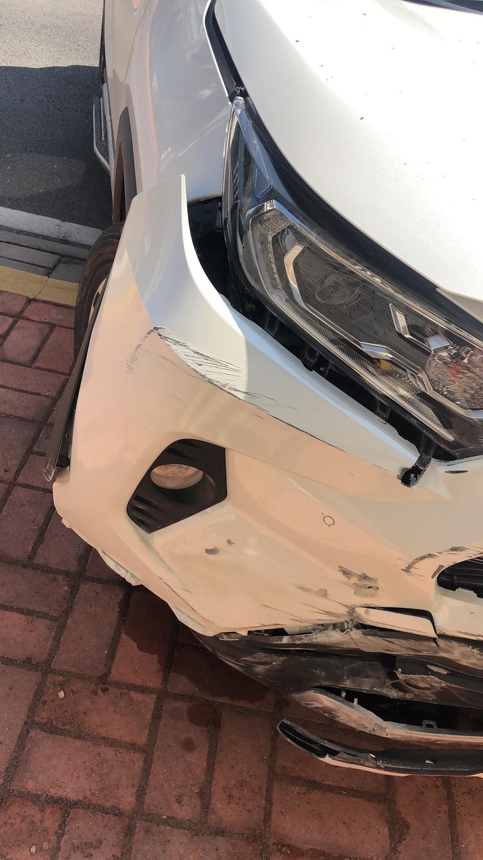 rav4荣放-各位大神老铁，本人对车不懂车小白一个，年前买了台新荣放两驱尊贵版，年初给老婆开油门当刹车撞到墙上，当时我在辅驾驶感觉这车的(主动刹车)一点反应都没有，跟本起不了主动刹车的功能。事后我打电话给4儿子的销售说主动刹车功能对墙是检测不到的，当时我感觉4儿子在侮辱我的智商。请问各位大神是这车的主动刹车有问题吗？还是我老婆油门当刹车这操作错误才令主动刹车功能失灵啊？请各位大神赐教，谢谢