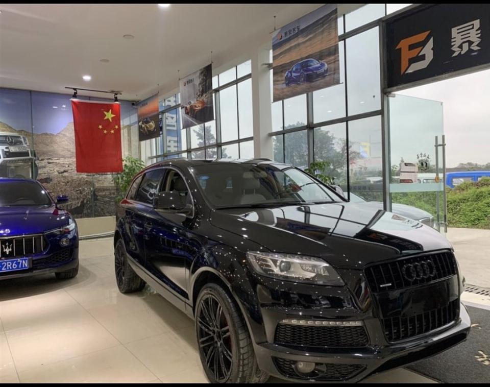 奥迪q7-07款q7跑了十五公里报价十三万八还能买吗？下图是一家车行拍的照片