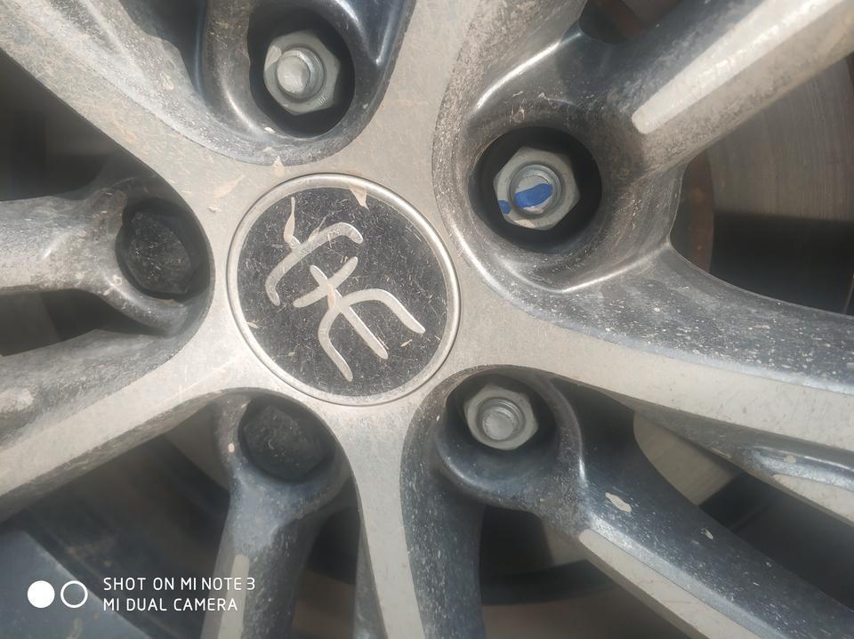 宋pro-这轮胎螺丝上面的还能跑掉？车友们的都啥情况，目前才跑3000+