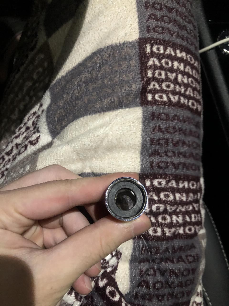 凌渡-今天洗车的时候左前轮掉下来一个这样的东西 像是一个螺母 找半天不知道是哪里掉的 不是轮毂上面的 不懂问一下车友们这是什么 掉了会不会有安全隐患？