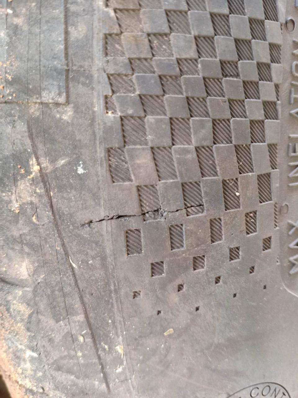 标致308-请问下车友们，这个是轮胎的质量问题还是刮到的呀？还能补的了吗