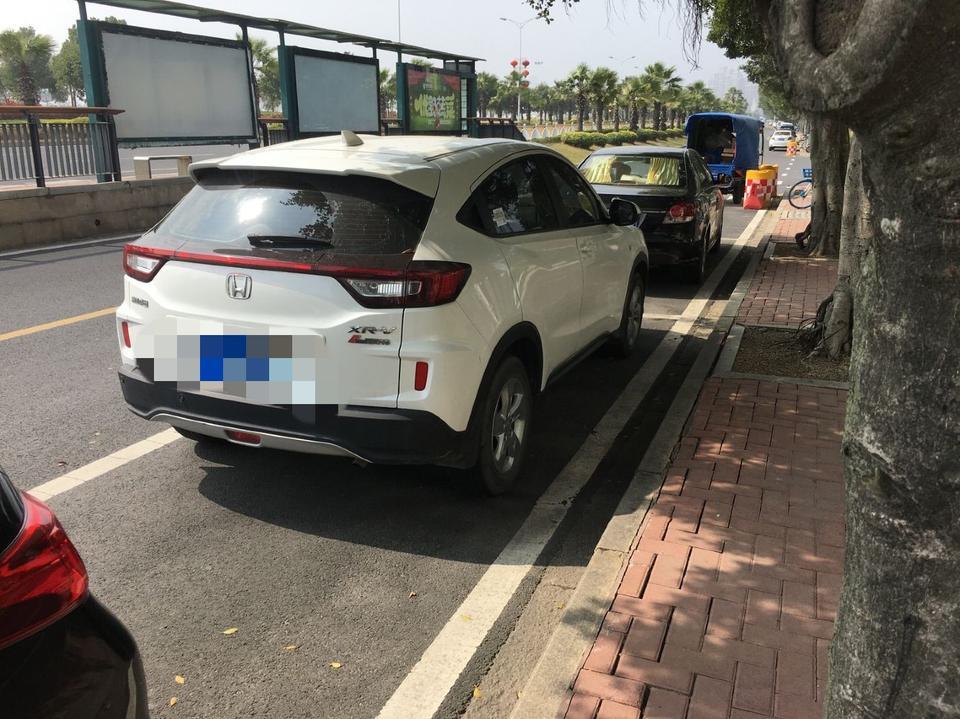 本田xr-v-不小心把别人车给刮了，大概得赔多少，没有车主电话，我在旁边等车主来