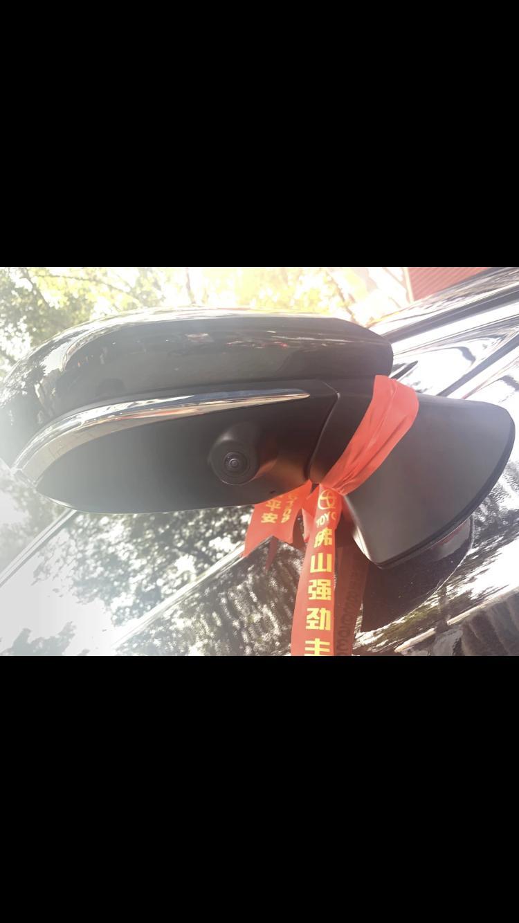 这段时间刚提的亚洲龙，2.5混动豪华，之前去4S店看了下亚洲龙现车只有这台，尊贵版没有，白色的也没有之少要到4月份，现在开了还行就是中控的功能太垃圾，没carplay有carlife还要手机插上线，而且豪华版的没有360全景倒车影像，毕竟这个车还是挺大的没有360倒车还真慢慢的，现在想改360全景倒车影像，但是怕把中控拆了有点心疼毕竟新车怕碰见二胡的安装工人，在网上也看了下问卖家他说不需要改说是全部对接的咱也不懂，就想问问安装这个会对车子有影响吗，包括线路什么的