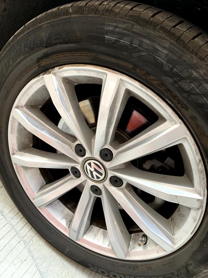 迈腾-大神们帮我看看要不要换轮胎，蹭马路牙子了，没有漏气，轮胎刮掉了点轮毂刮花了。