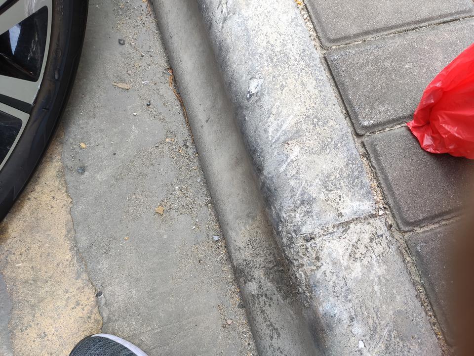 奕跑-停车的时候不小心把左前轮内侧刮掉皮了，要不要换或者补一下？