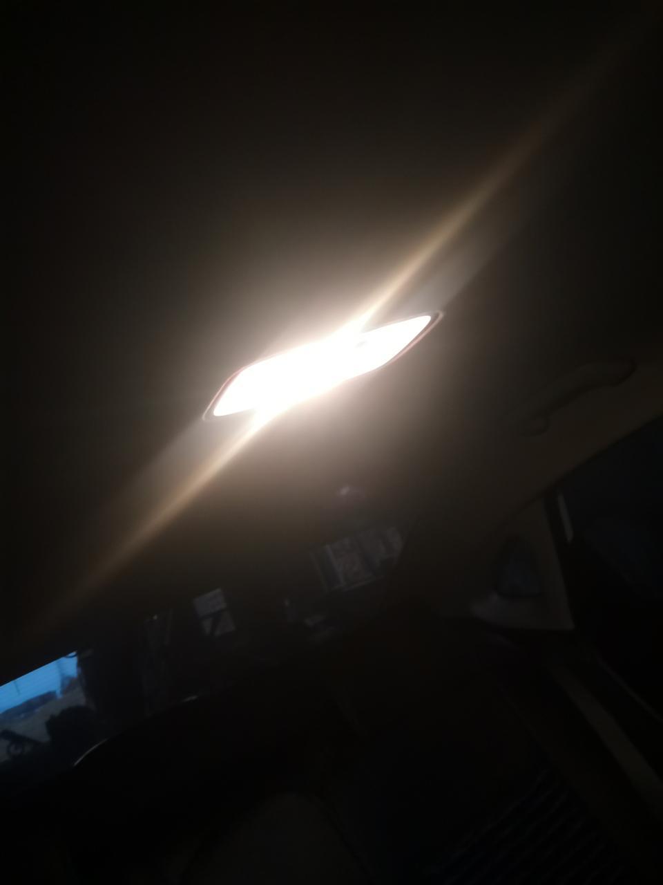 悦动自动低配，后车厢顶的灯，为啥钥匙一开锁，就自己亮了，一开车门也是亮的，关上车门就灭了，怎么才能控制随时开随时灭呢？按了上面的开关也没用，还是亮的！