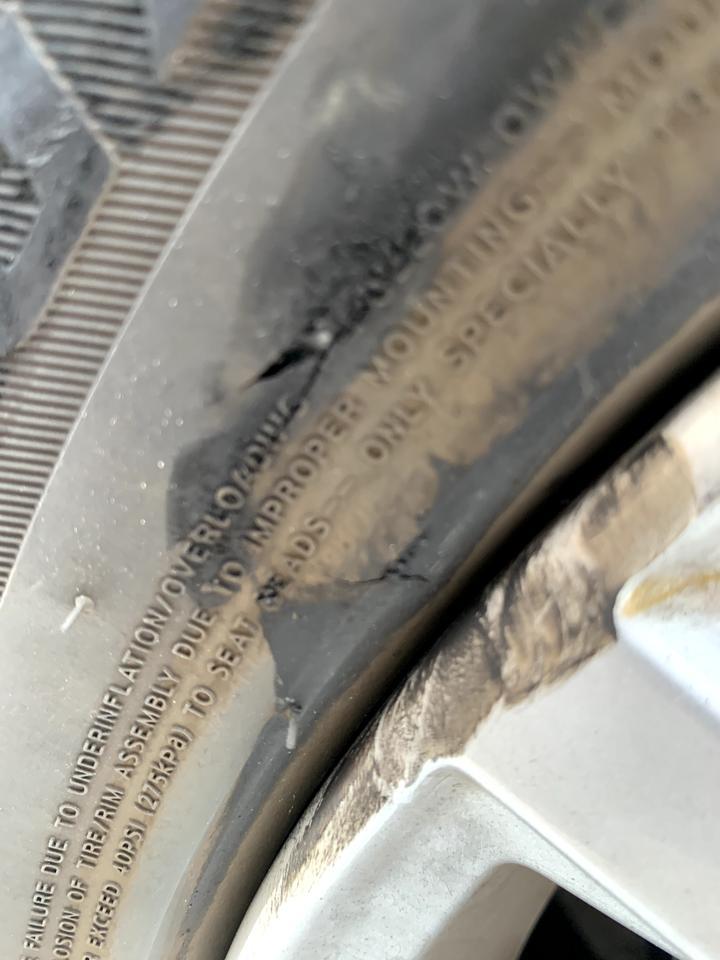 迈腾-大神们帮我看看要不要换轮胎，蹭马路牙子了，没有漏气，轮胎刮掉了点轮毂刮花了。