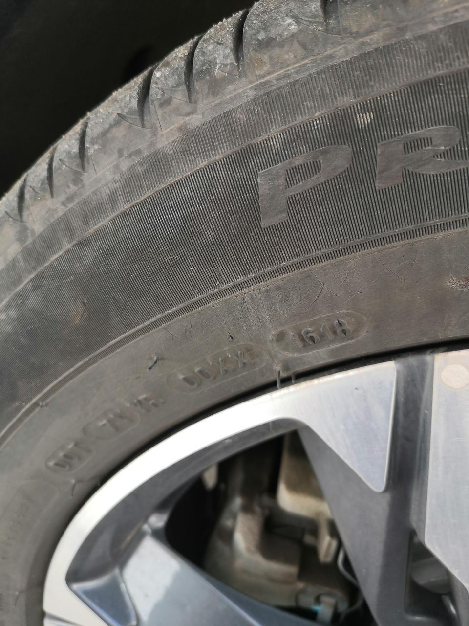标致4008-我是18款精英版4008车主，目前一万七千多公里了，高速占小半吧，大问题没有发现，油耗8个。然后前几天发现轮胎侧面有很多小的口子，有道口子还比较深，4个轮子都有，这样危险不？需不需要去修复或者更换啊？比较闹心…