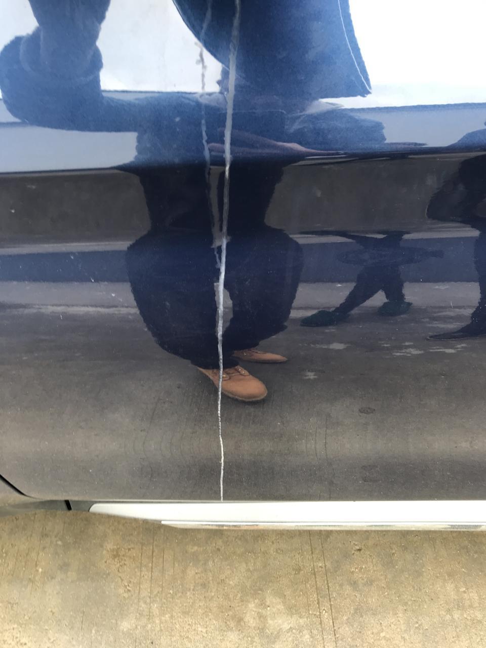 宝马x3-才提的X3新车，门把手处因为下雨流下这这种痕迹，可以洗掉污渍，但会流下淡淡的痕迹，不知道为什么会有这种流水痕迹留下，怎么能去除且不留一点痕迹？