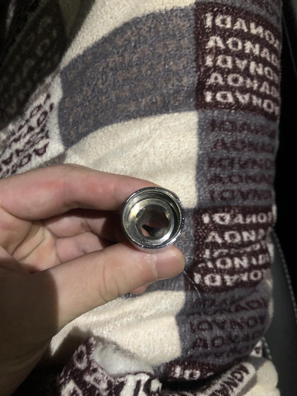 凌渡-今天洗车的时候左前轮掉下来一个这样的东西 像是一个螺母 找半天不知道是哪里掉的 不是轮毂上面的 不懂问一下车友们这是什么 掉了会不会有安全隐患？