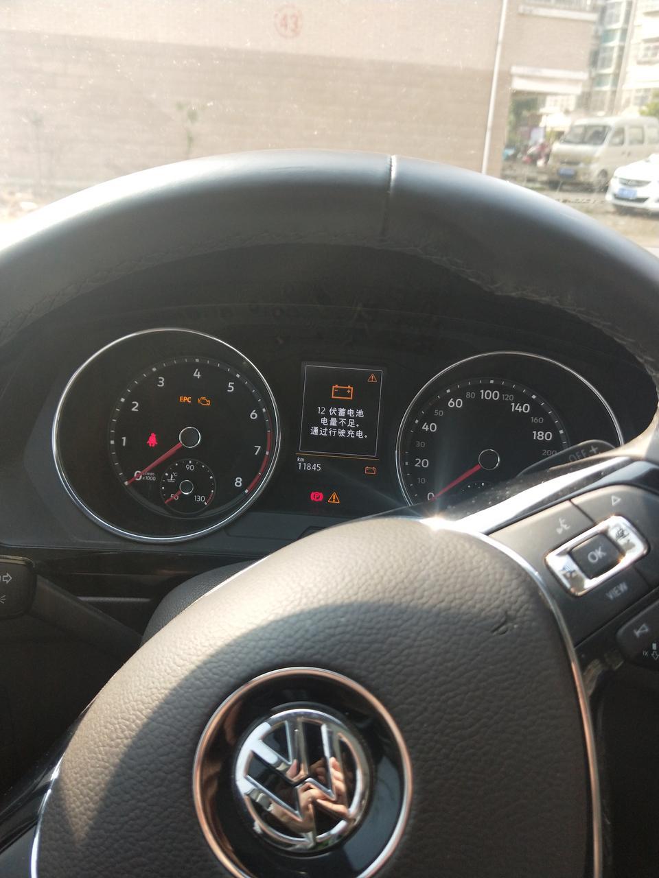 途观l-车14个月左右，大概6000公里左右电瓶待电时间就短了，基本上两天就的启动充电十几二十分钟。年前跑了1400多公里长途，回来放了二天还是显示电量不足，打算换电瓶。
