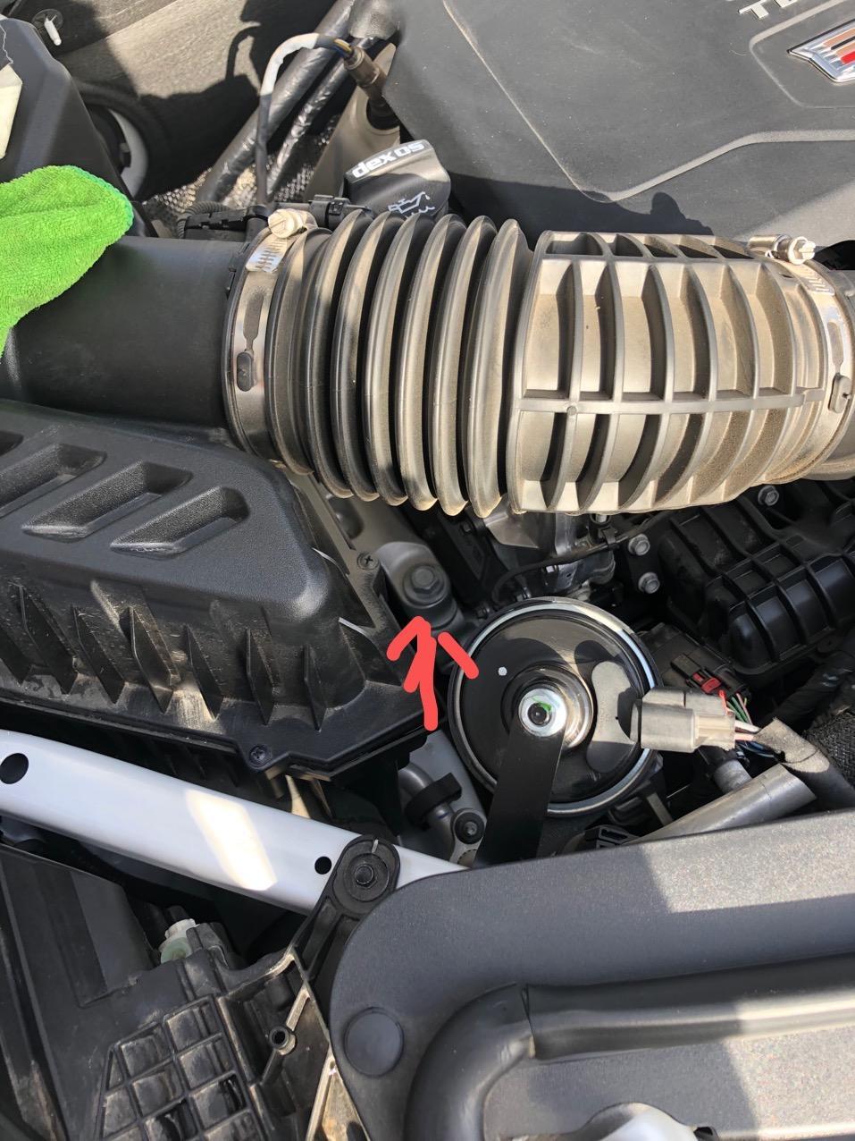 凯迪拉克xt5-帮忙看下 今天擦车 发现发动机舱里的螺丝是不是被拧动过 新车两多月