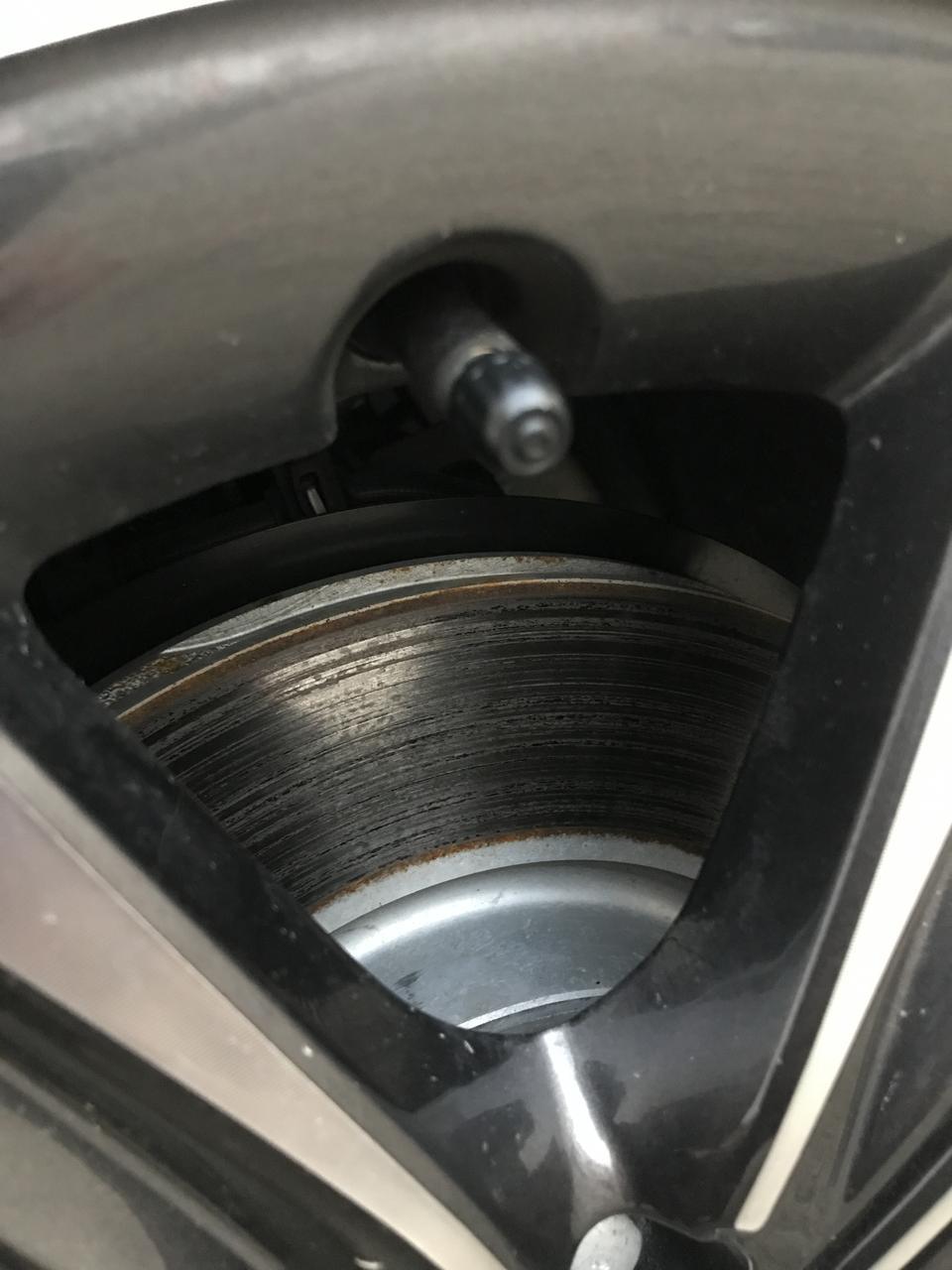 标致308-新车308开了500公里刹车盘有严重刮痕还有锈这个怎么回事？
