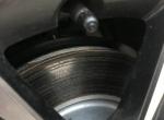 标致308-新车308开了500公里刹车盘有严重刮痕还有锈这个怎么回事？