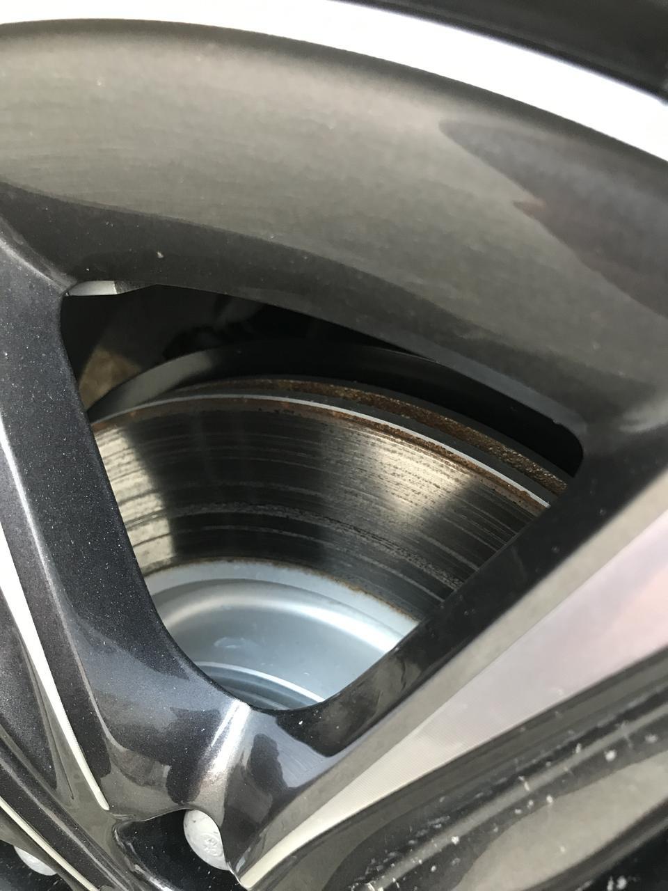 标致308-新车308开了500公里刹车盘有严重刮痕还有锈这个怎么回事？