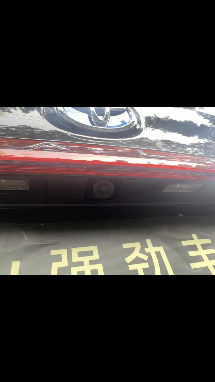 这段时间刚提的亚洲龙，2.5混动豪华，之前去4S店看了下亚洲龙现车只有这台，尊贵版没有，白色的也没有之少要到4月份，现在开了还行就是中控的功能太垃圾，没carplay有carlife还要手机插上线，而且豪华版的没有360全景倒车影像，毕竟这个车还是挺大的没有360倒车还真慢慢的，现在想改360全景倒车影像，但是怕把中控拆了有点心疼毕竟新车怕碰见二胡的安装工人，在网上也看了下问卖家他说不需要改说是全部对接的咱也不懂，就想问问安装这个会对车子有影响吗，包括线路什么的