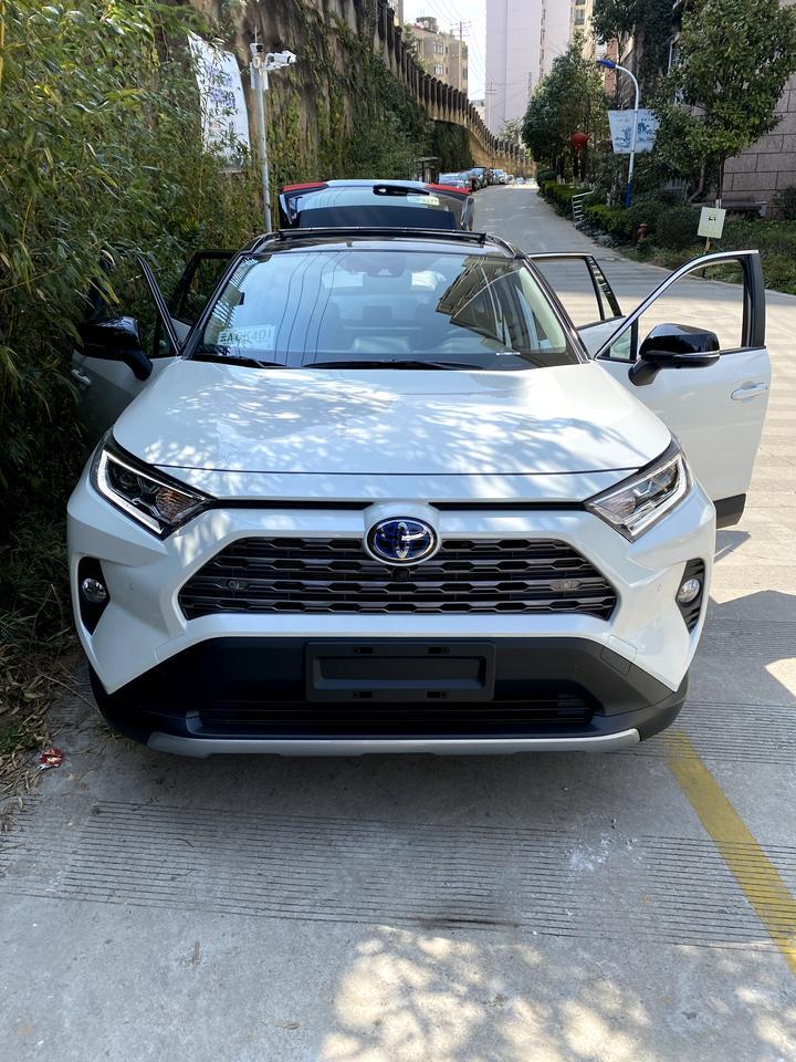 rav4荣放-谁能告诉我荣放车机能不能另装App，怎么装？另外说明书上说本机可以连接行车记录仪，但没有具体说明，有哪位知道车机怎么连接行车记录仪？原车这个大屏不利用起来实在是浪费，原车功能太简单了。