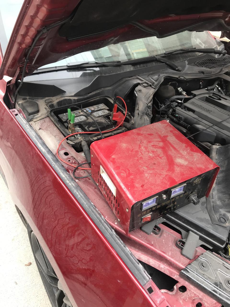 mustang-前天开车去了趟超市 出来打不着火，然后叫别人过来达电启动的，然后昨天又打不着火了，就让村里的修车师傅帮忙充了电 到现在车子还是没电的状态，是不是电瓶坏掉了，如需更换电瓶  要多少费用！
