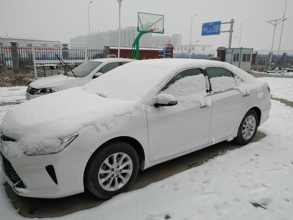 雷克萨斯es-最近问了几个4s不加价不加装还有现车，喜欢es200的钛银和宝石蓝。偶尔跑高速怕超车成问题，跑到120吃力吗？我现在开上一代凯美瑞2.0，跑高速感觉凑合，es比凯美瑞提速还慢吗？键盘侠不要乱喷。请看到的车友带上es200地址和落地价，小弟在此谢谢了。祝回复的车友越来越帅，每天都能认识小妹妹。