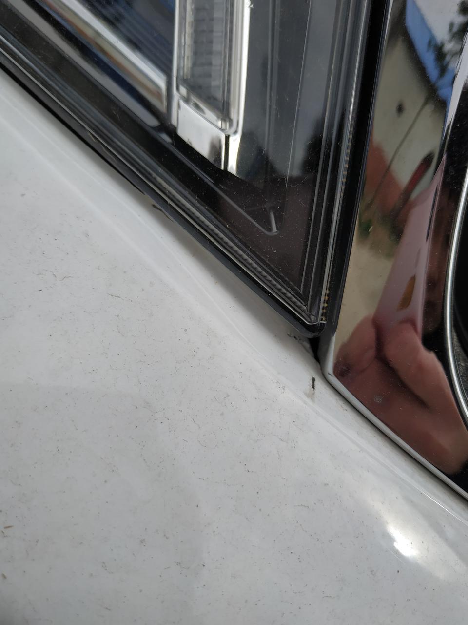 有人知道这是怎么回事吗，我新车买的，帝豪自动向上互联，当时送 LED大灯是不是装大灯时留下的，我看着也不像，而且我买车的时候这个灯就已经在上面了。我没看到装灯，当时提车时漆就是这样的但是下面漆不知道怎么弄得，就是里面那块当时是白色小疙瘩，我一扣就掉了然后露黑色低了有人知道这是怎么回事吗是不是补过漆还是前围换过，新车啊